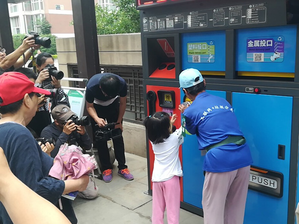 德瀾仕智能垃圾箱科技助力創(chuàng)城智能環(huán)保普及社區(qū)！