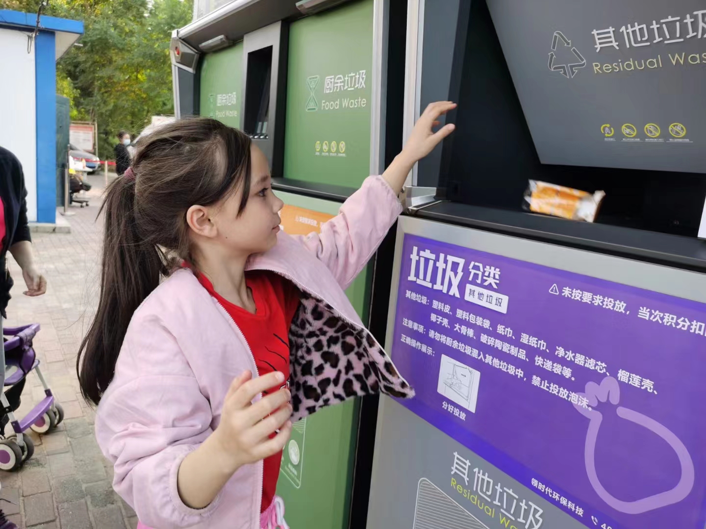 高科技與高顏值并存的智能垃圾分類箱，你身邊有了嗎？